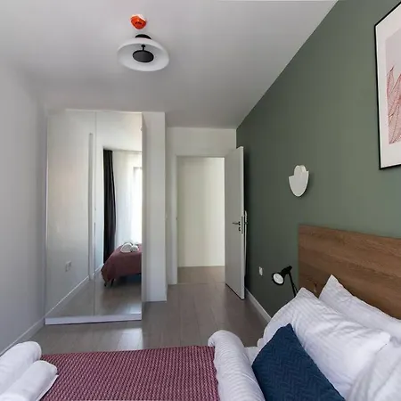 Newly Built Compact Luxury 1br W/ Free Parking #178
